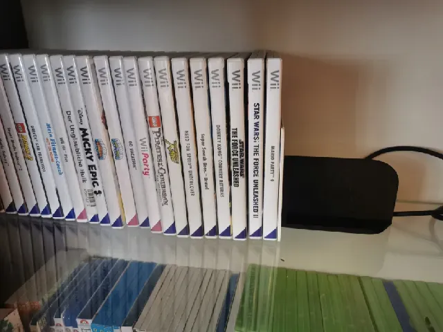 Asassins Creed Bookend with logo / Asassins Creed Buchstütze mit Logo — Image 2 of 7