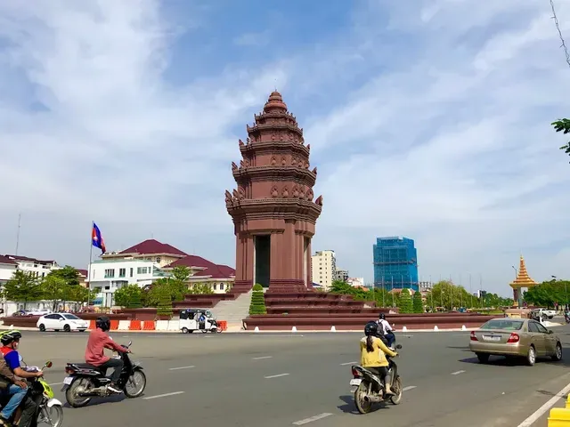 Independence Monument - Phnom Penh, Cambodia (Lamp) — Фото 8 из 9