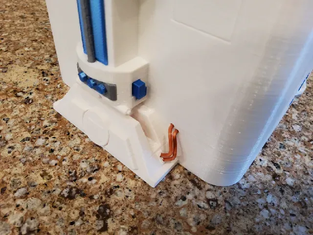 R2-D2 Tissue Box — Image 4 of 14