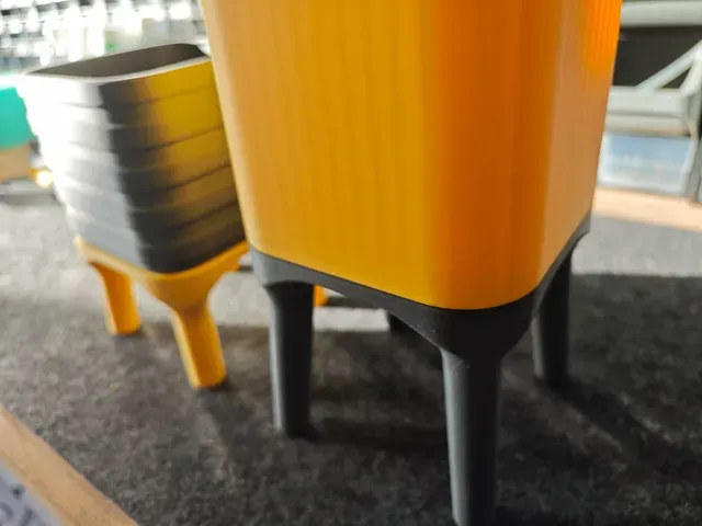 2x super schönes Design Blumentöpfe, quadratisch mit Ständer, groß! — Image 4 of 10