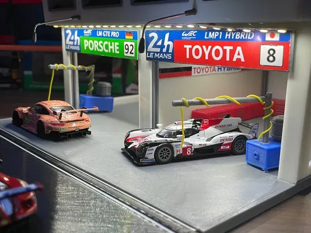 Racing Pit Garage/Building for Hot Wheels & 1/64 Scale Cars — Image 9 of 11