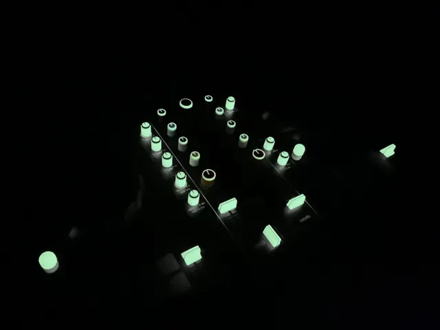 DJControl Inpulse 500 Knobs, Faders and Encoders — Image 3 of 8