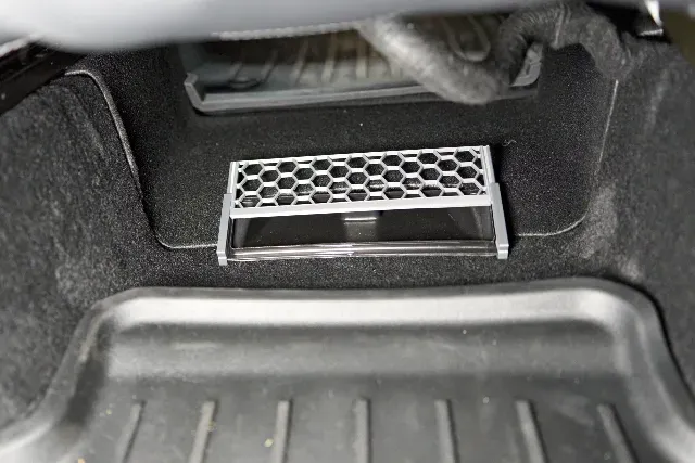 Tesla Model Y Duct Cover (2023) — Фото 2 из 5