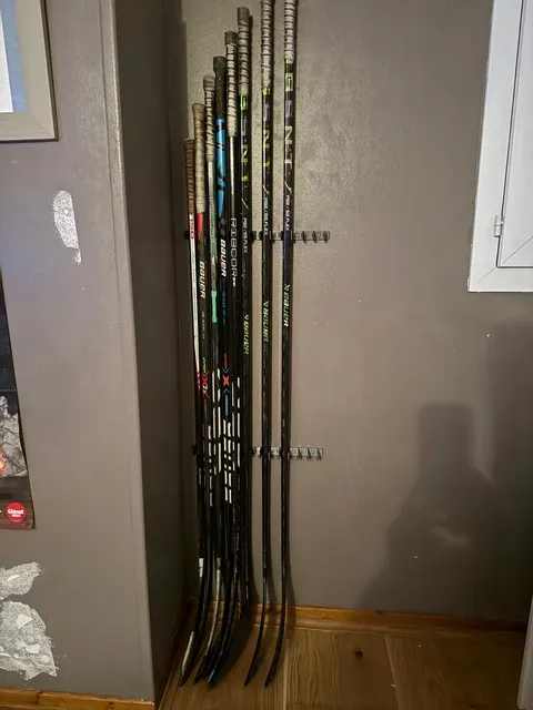 Hockey stick wall mount / Support mural de crosses de hockey