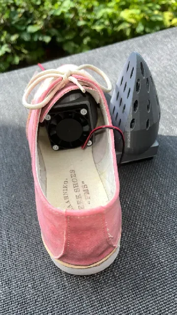 Flacher Schuhlüfter für unterwegs. Flat shoe dryer for on the go. — Фото 2 из 3