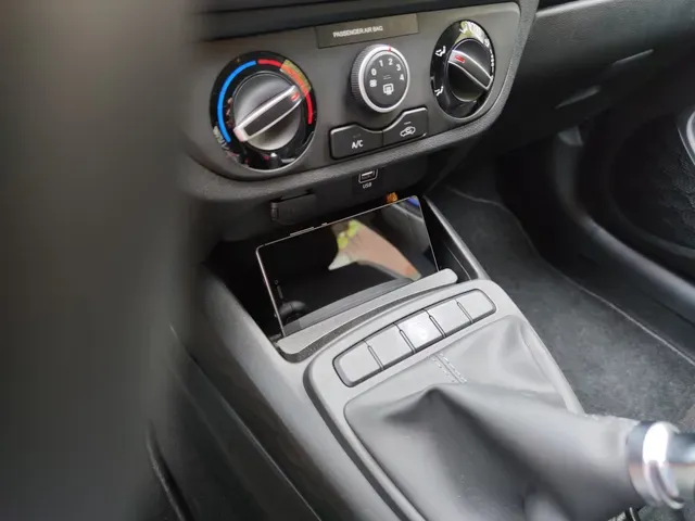 Smartphone stand for Hyundai i10 (AC3)