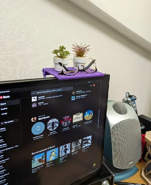 Adjustable Monitor shelf - Fits any display: curved back, thin bezel, laptop, or TV. — Image 9 of 13