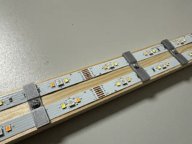 LED-Strip Holder-Clip for pure LED-Strips for 40mm Wood Strip / Doppel-Halterung für LED-Stripes für 40mm Holzleisten — Image 2 of 3