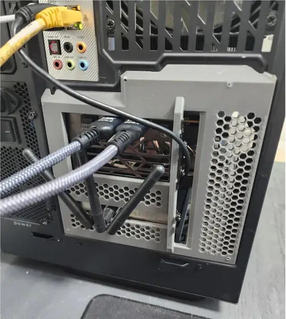 HYTE Y60 Horizontal GPU Backplate — Image 5 of 5