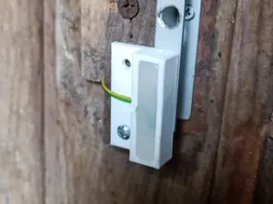 Magnetic contact holder