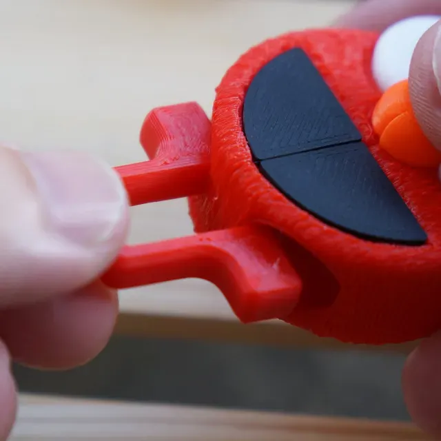Zipper Pull - Elmo (Sesame Street) — Image 9 of 17