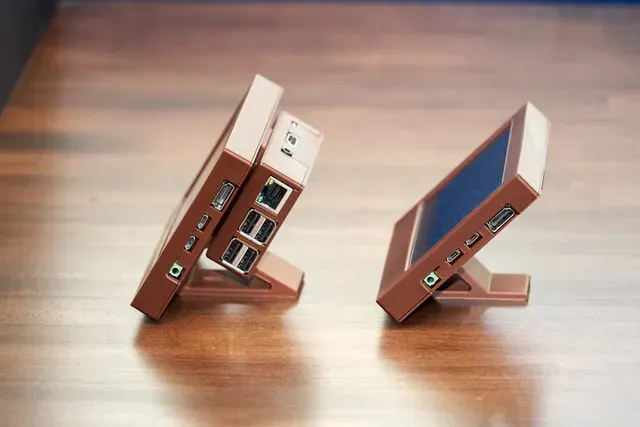 Desktop Pi3B/4B/5B mount for HDMI LCD — Image 11 of 18