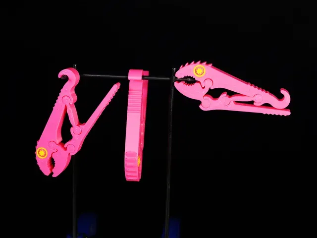 VICEGRIPTOR | Doesn't want to let go — Image 2 of 3