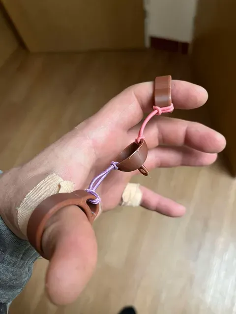 Hand slingshot — Image 2 of 4