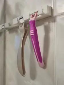 Razor holder with removable hooks (on the wall)