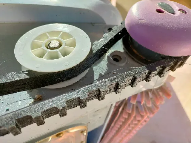 réparation d'un robot de piscine : chenille - repairing a pool cleaner: caterpillar track