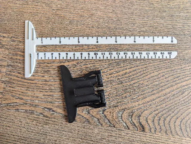 Self-Locking Sewing Edge/Hem Ruler — Image 2 of 4