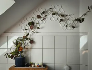 Flower support for wall mounting