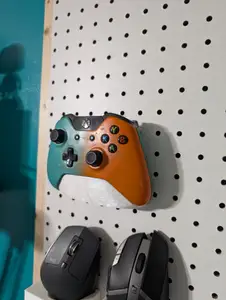 Xbox One Controller Stand 1 inch pegboard