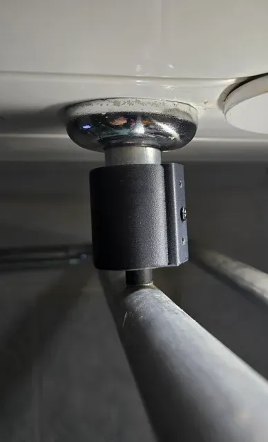 Entretoise et support plafond pour tringle de rideau de douche