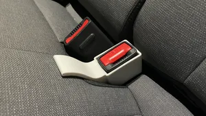 Seat belt buckle guide