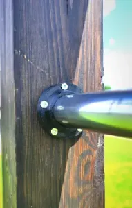 Pipe mounting bracket
