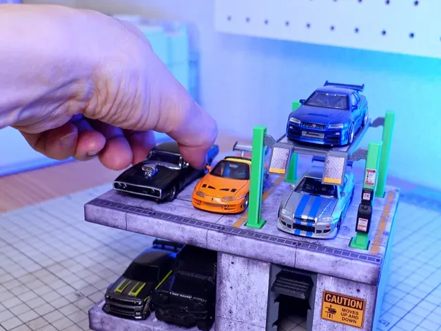 1/64 & 1/43 Adjustable Moving 4-Post Garage Car Lift Diorama / RC Charge(64 Sample) — Фото 9 из 11