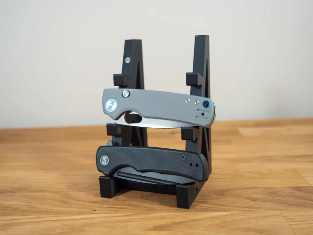 Display stand for EDC knives — Image 8 of 12