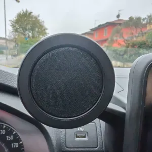 Circular magnetic holder for smartphone on DACIA cars