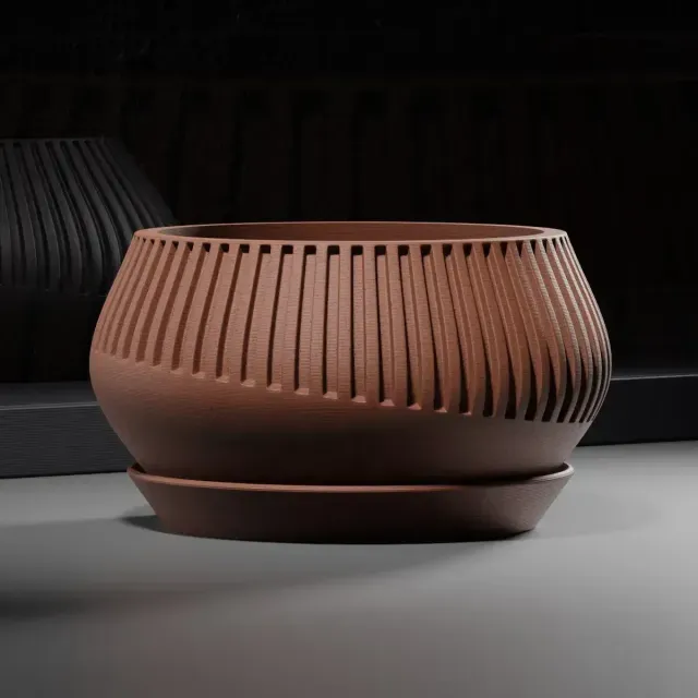 Broken planter — Image 5 of 8