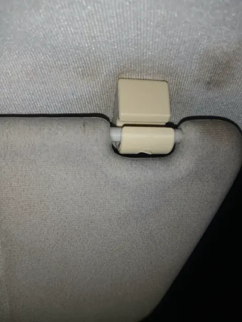 Opel Kadett & Corsa Sun Visor Clip Replacement — Фото 2 из 3