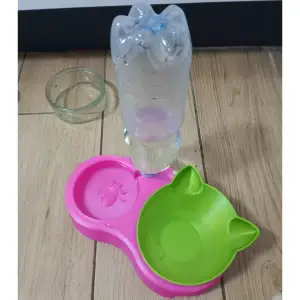 Cat bowl with drinker