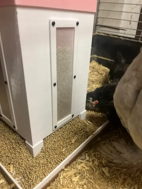 Feeding place for chicks — Image 2 of 9