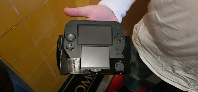 Nintendo 2DS comfort grip — Image 4 of 8