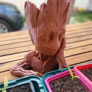 Groot planter with drain hole