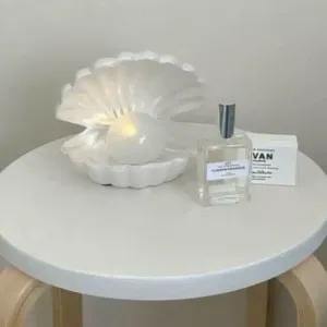 Clam shell jewelry holder