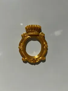Crown frame with magnet