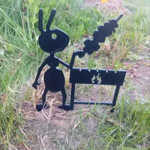 Garden figure of an ant roasting meat