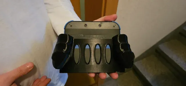 Nintendo 2DS comfort grip — Image 2 of 8