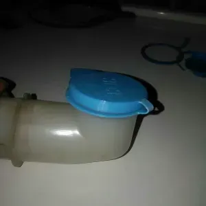 Cap for water storage tank for wiper