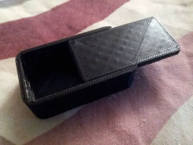 Simple slide-type box with rounded corners