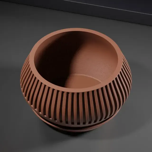 Broken planter — Image 4 of 8