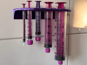 Syringe holder