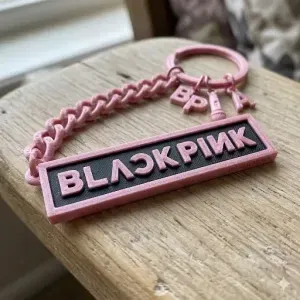 llavero de blackpink logotipo