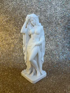 Elegant Elf Statue – Alta Definizione