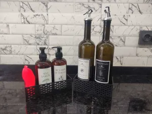 OIL AND SPONGE ORGANIZER