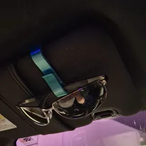 Sunglasses clip for sun visor