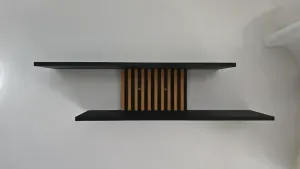 Modernes Wandregal mit Lamellen-Design | 240 × 224 × 50 mm