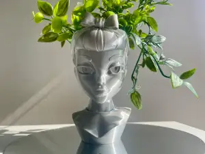 RETRO GIRL FLOWER POT