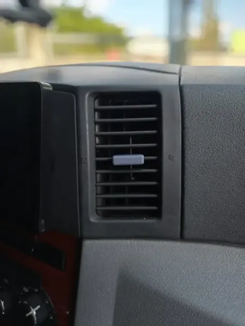 Air Vent Control Clip for Jeep Grand Cherokee 2005-2010 — Image 3 of 4
